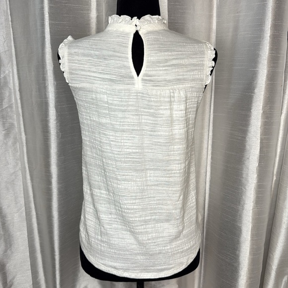 Cable & Gauge Crochet Ruffle Pleated Crinkle Sleeveless White Top Women’s Small - Picture 4 of 7